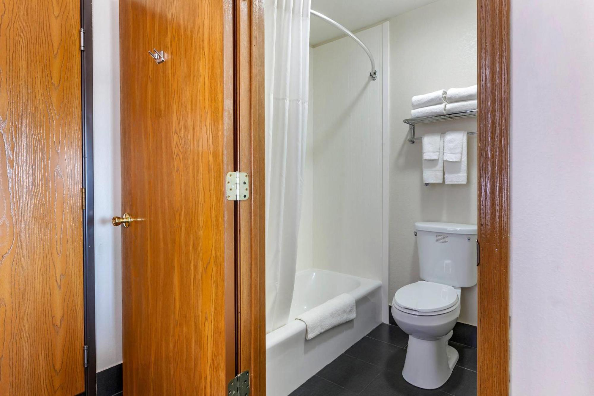 Quality Inn New London Екстериор снимка